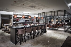 Se sirven desayunos, almuerzos y cenas; cocina local e internacional