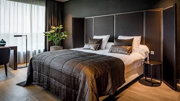 Suite, pemandangan kota | Minibar, brankas, meja kerja, dan kedap suara