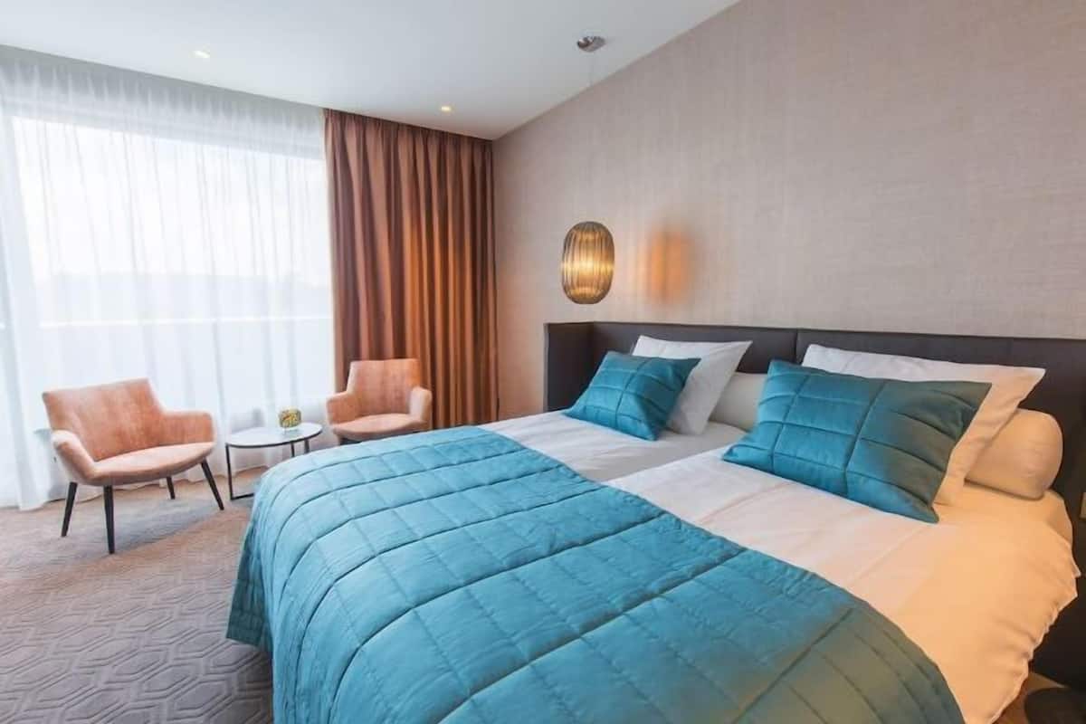 In-room safe, desk, soundproofing, free WiFi