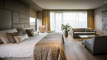 Suite | In-room safe, desk, soundproofing, free WiFi