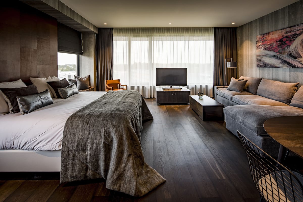 Suite | In-room safe, desk, soundproofing, free WiFi