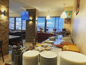 Free daily English breakfast