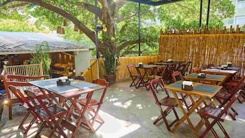 Café da manhã para viagem grátis todos os dias