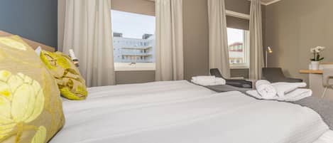 Luxe beddengoed, een bureau, geluiddichte muren