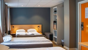 Una habitación de hotel con una cama grande, mesitas de noche, un armario y un cubo de basura.