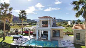 Luxury Villa, 3 Bedrooms | Garden view