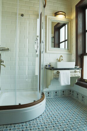 Shower, free toiletries, hair dryer, slippers - Ipekyolu Hotel (Bursa)