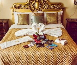 Double Room, Bathtub (Donna Regina) | Cots/infant beds, rollaway beds, free WiFi
