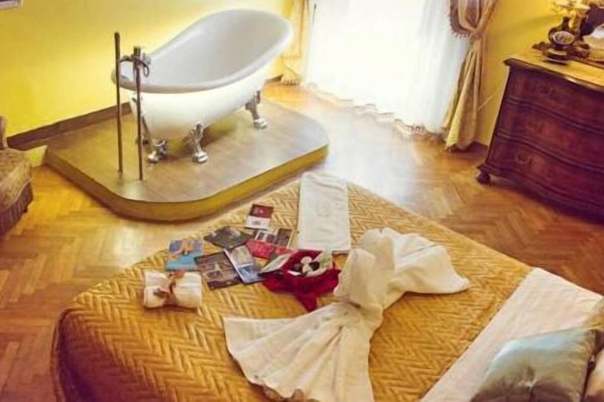 Double Room, Bathtub (Donna Regina)