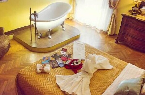 Camera doppia, vasca da bagno (Donna Regina) | Culle/letti per bambini (a pagamento), letti aggiuntivi (a pagamento)