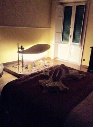 Double Room, Bathtub (Donna Regina) | Cots/infant beds, rollaway beds, free WiFi