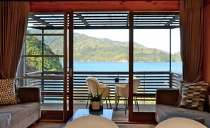 Peti besi dalam bilik, seterika/papan seterika, cadar katil 