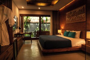 A bedroom with a bed, bedside tables, a desk, and a chair. - EQC Hotel 518 (Seattle)
