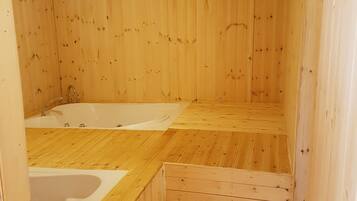 Deluxe Room | Bathroom | Shower, free toiletries, hair dryer