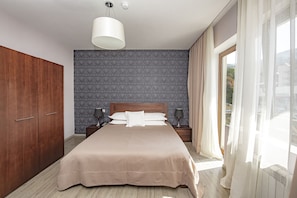 Minibar, in-room safe, desk, iron/ironing board - Hotel and SPA Crystal (Borjomi)