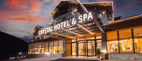 Fachada da propriedade à noite