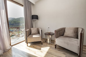 Minibar, in-room safe, desk, iron/ironing board - Hotel and SPA Crystal (Borjomi)