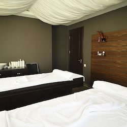 Sauna, hot tub, Turkish bath/hammam, body treatments, hydrotherapy