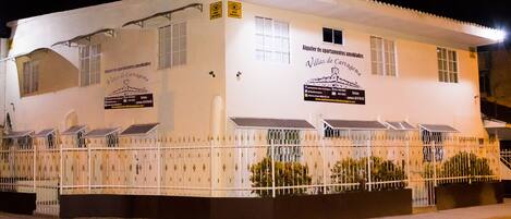 Fachada de la propiedad por la tarde o noche