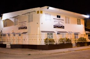 Front of property – evening/night - Apartamentos Villas de Cartagena (Cartagena)