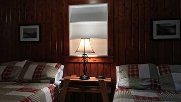 ดีลักซ์เคบิน | ห้องพักตกแต่งอย่างมีเอกลักษณ์, ตกแต่งพิเศษโดยเฉพาะ, โต๊ะทำงาน