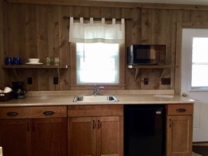 Private kitchenette - Cedar Ridge Cabins (Honor)