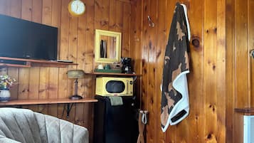 Classic Cabin, 2 Double Beds, Refrigerator & Microwave (Cabin 2) | Individually decorated, individually furnished, desk, laptop workspace