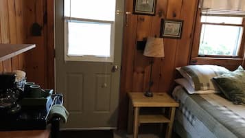 Classic Cabin, Refrigerator & Microwave (Cabin 5) | Individually decorated, individually furnished, desk, laptop workspace