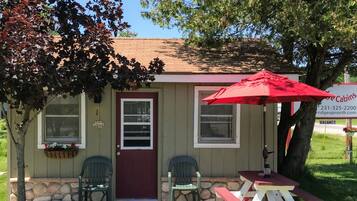 คลาสสิกเคบิน, เตียงควีนไซส์ 1 เตียง, ตู้เย็นและไมโครเวฟ (Cabin 1) | ลานระเบียง/นอกชาน