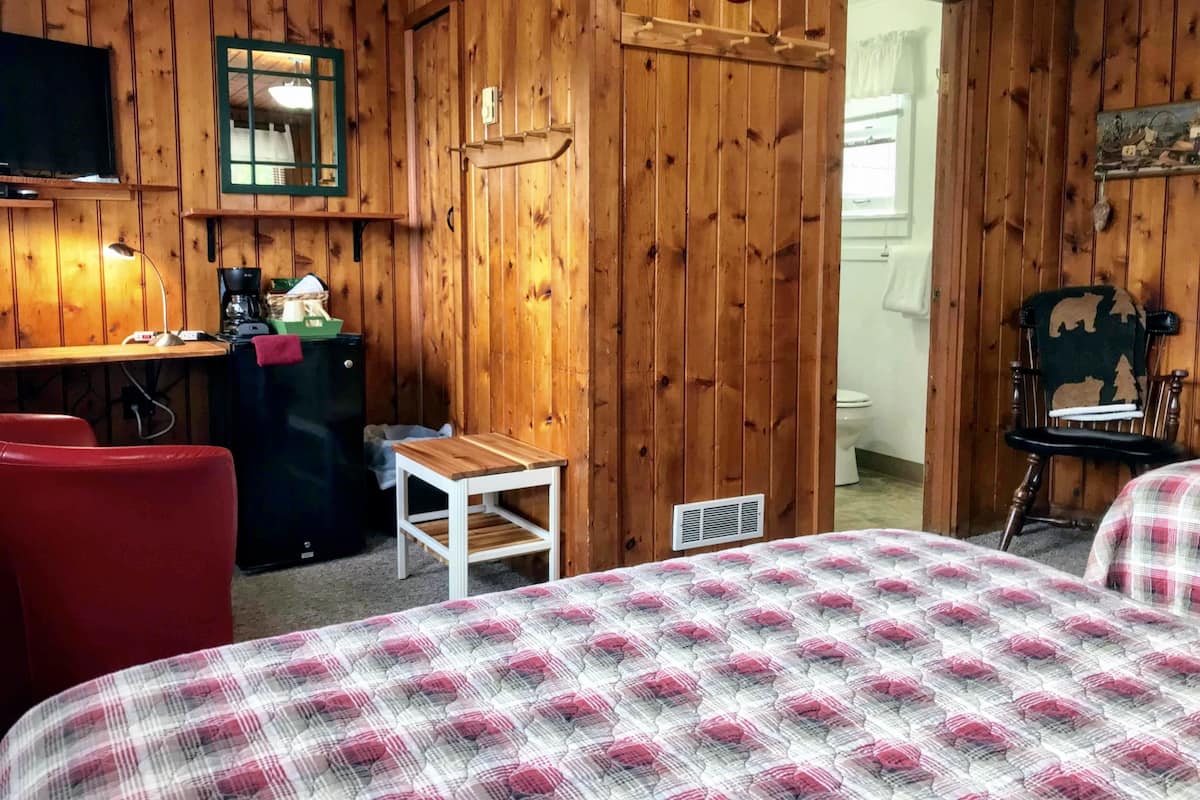 Cabane Classique, 2 lits doubles, réfrigérateur et four à micro-ondes (Cabin 3)