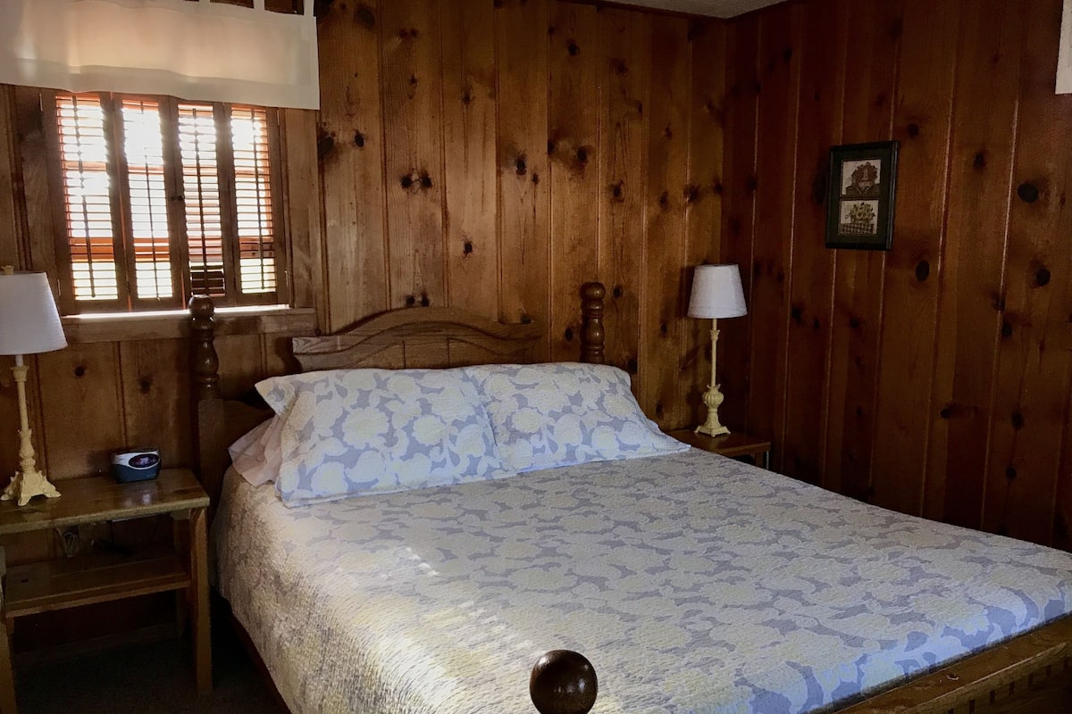 Cabane Classique, 1 grand lit, réfrigérateur et four à micro-ondes (Cabin 1)