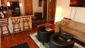 Apartemen Standar, 2 kamar tidur, 2 kamar mandi (Unit 5) | Area keluarga | TV layar datar