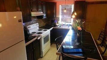 Apartemen Standar, 2 kamar tidur, dapur (Unit 2) | Dapur pribadi | Lemari es, microwave, oven, dan kompor