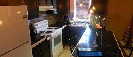 Apartamento standard, 2 quartos, cozinha (Unit 2) | Cozinha privada | Geladeira, micro-ondas, fogão, cooktop