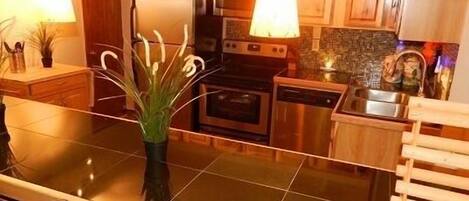 スタンダード アパートメント 2 ベッドルーム キッチン (Unit 2) | リビングルーム | 薄型テレビ