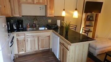 Apartemen Standar, 1 kamar tidur, dapur (Unit 1) | Dapur pribadi | Lemari es, microwave, oven, dan kompor