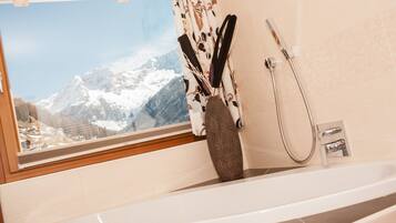 Deluxe Suite, Jetted Tub | Bathroom | Shower, towels