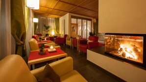 Una habitación acogedora con chimenea, asientos cómodos y comedor.
