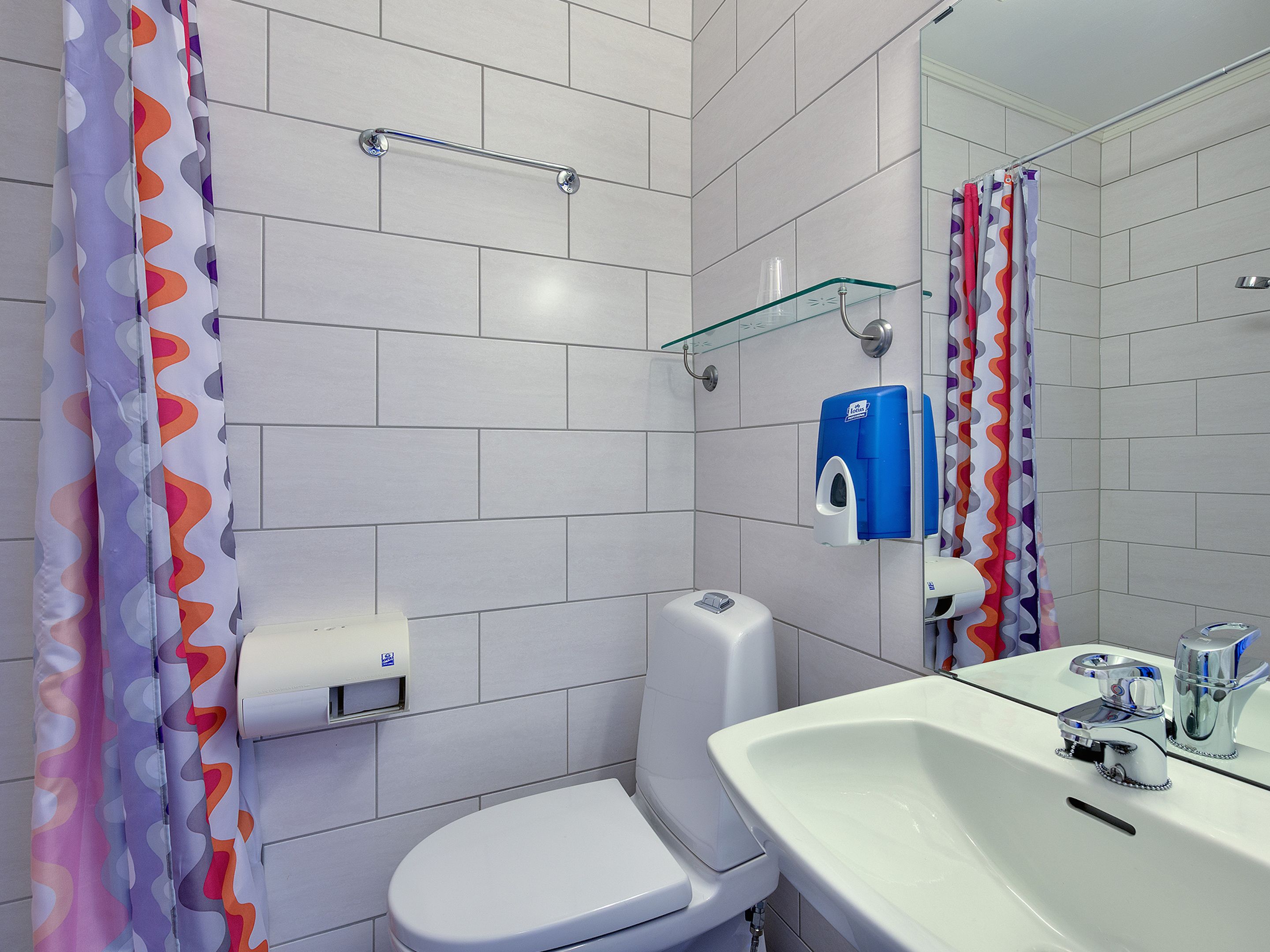 single room | bathroom | shower, towels