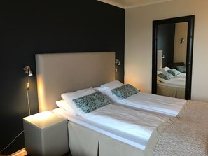 Habitación con 1 cama doble o 2 individuales | Colchones con acolchado adicional y tabla de planchar con plancha