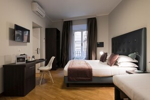 Junior Suite | Premium bedding, minibar, in-room safe, desk - Vittoriano Suite (Rome)
