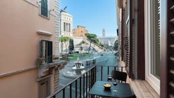 Panoramic fyrbäddsrum - utsikt mot staden | Sängtillbehör av högsta kvalitet och minibar