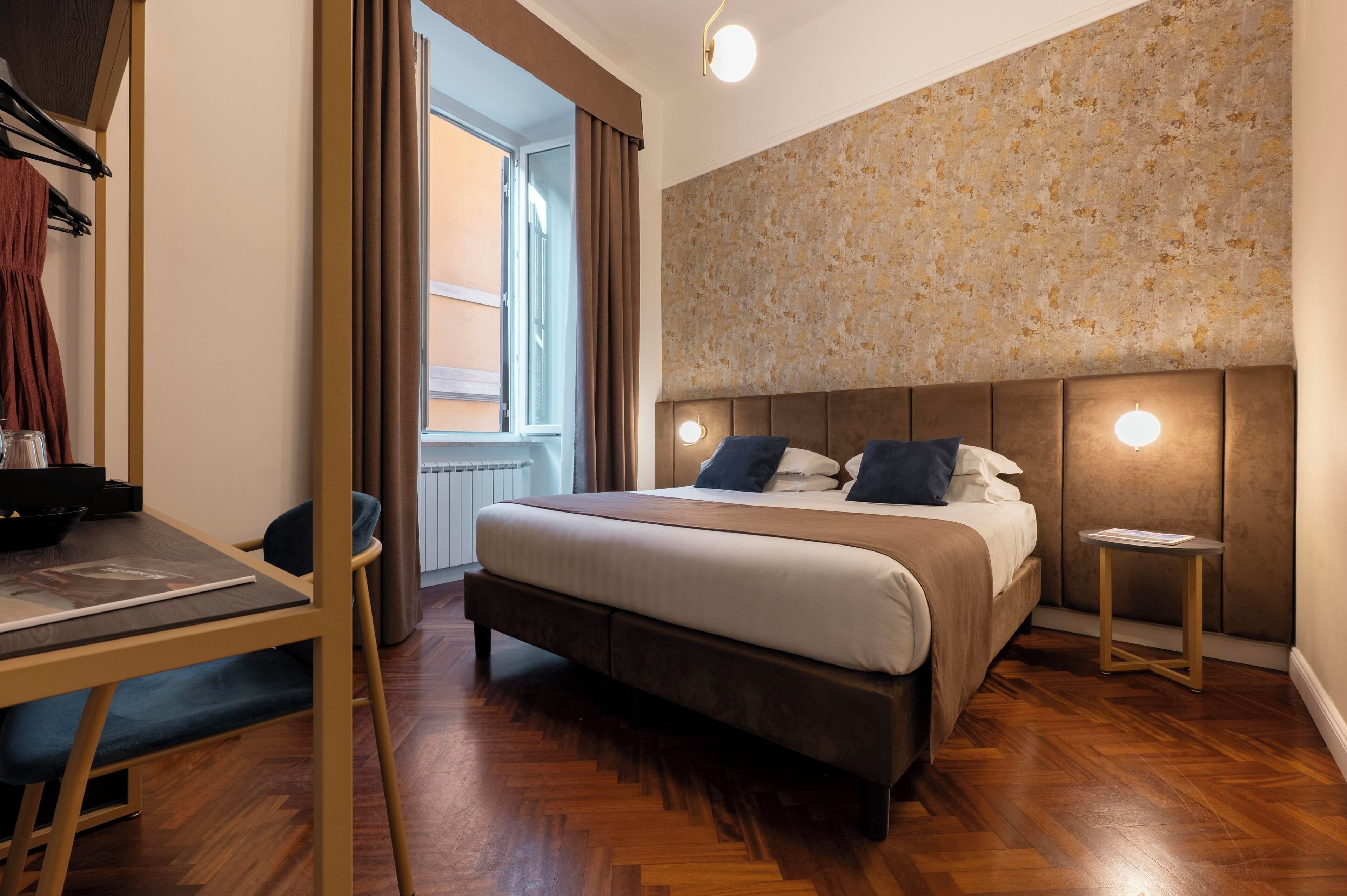 Une chambre moderne avec un grand lit, un bureau et une fenêtre avec des rideaux.