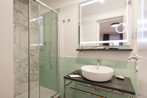 Junior Suite | Bilik Mandi | Pancuran mandi, kelengkapan dandanan diri percuma, pengering rambut 