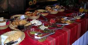 Free daily buffet breakfast