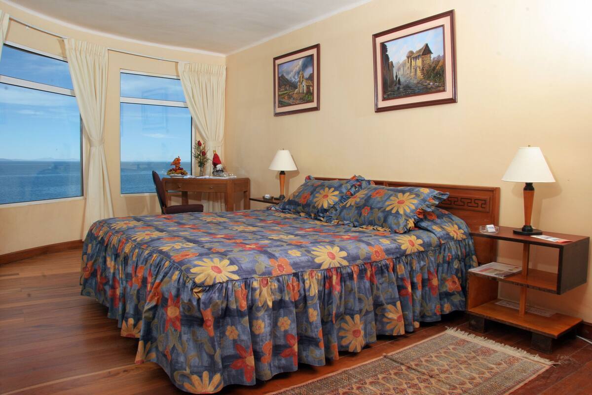 In-room safe, desk, free WiFi