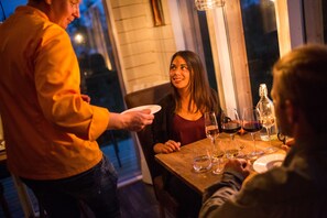 Se sirven almuerzos y cenas, cocina local