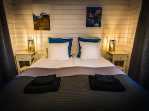 Cortinas blackout, tabla de planchar con plancha, cunas y wifi gratis 