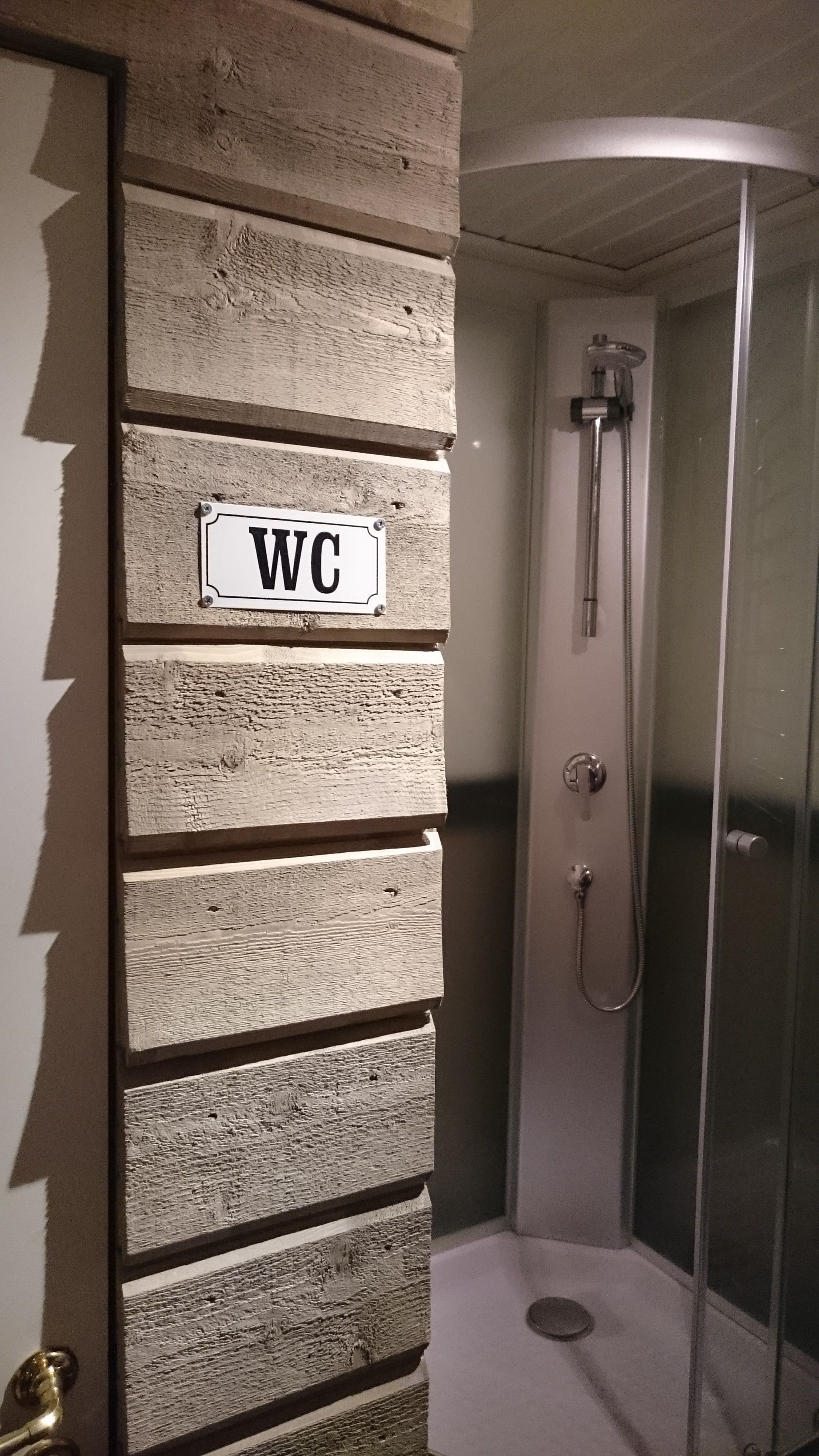 Doppelzimmer, Gemeinschaftsbad | Badezimmer | Dusche, kostenlose Toilettenartikel, Bademäntel, Hausschuhe