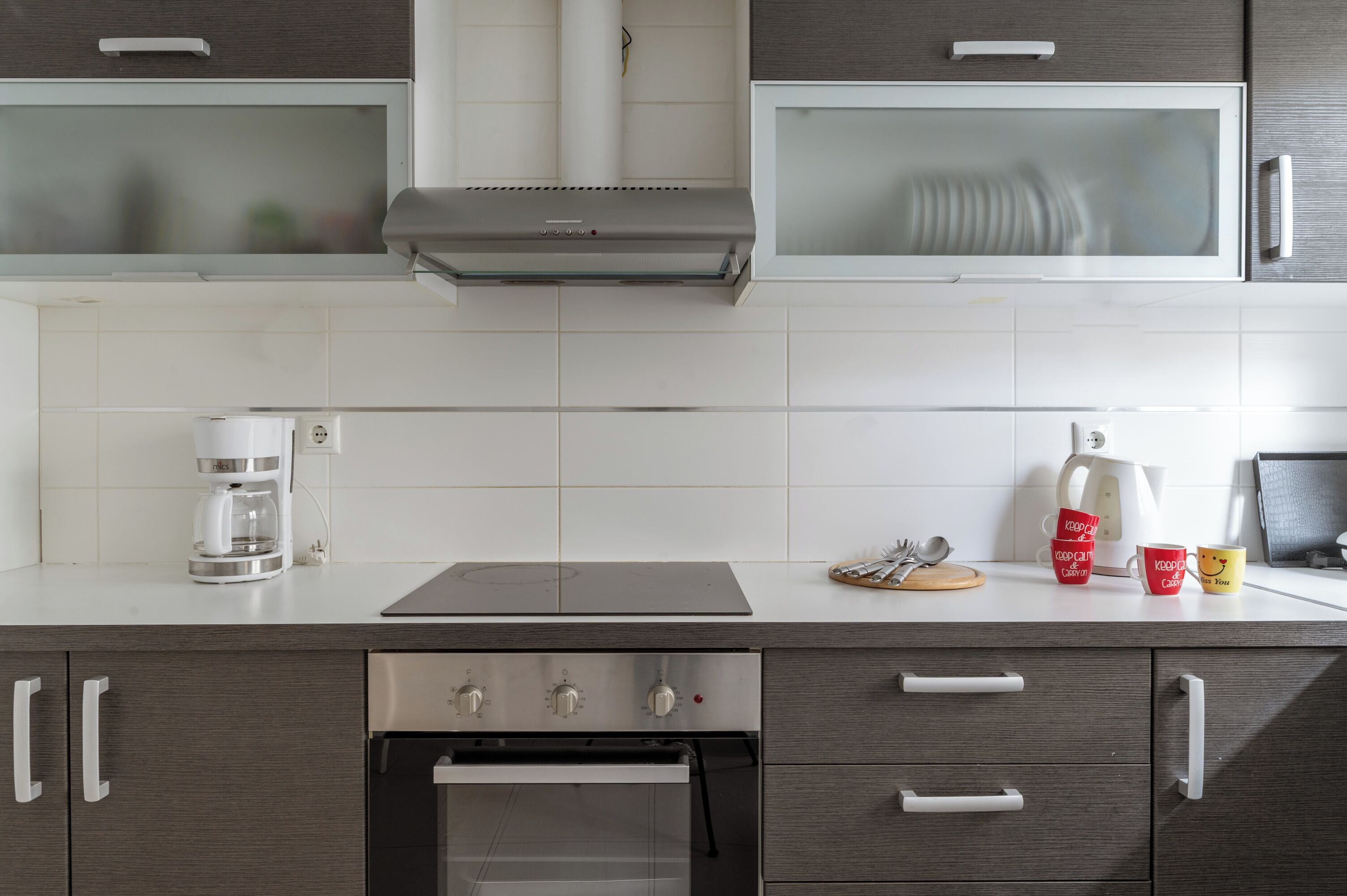 Fridge, oven, stovetop, coffee/tea maker